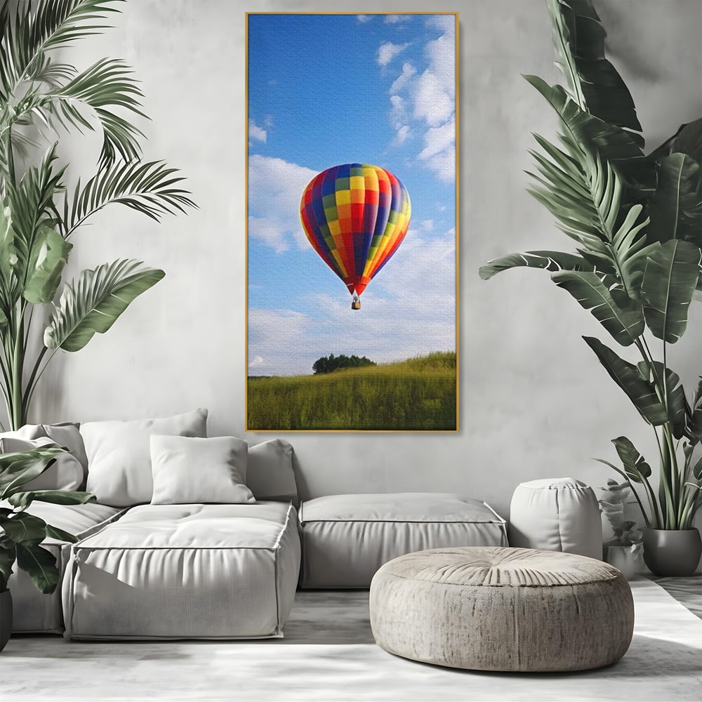 Tablou canvas cu tablou canvas cu balon cu aer cald, in rama de aluminiu auriu, pe perete intr-un living